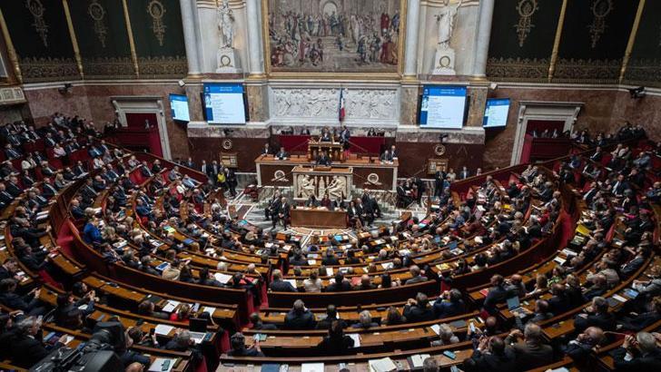 Fransa'da emeklilik yaşını 64’e çıkaran reform askıya alındı