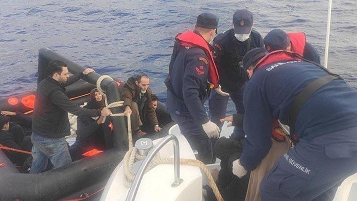 Marmaris açıklarında 12 kaçak göçmen kurtarıldı
