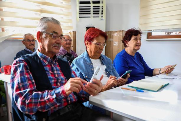 Akıllı telefon kullanımı eğitimine yoğun katılım