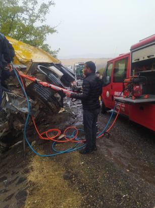 Şanlıurfa'da kamyonlar çarpıştı: 1 ölü, 1 yaralı