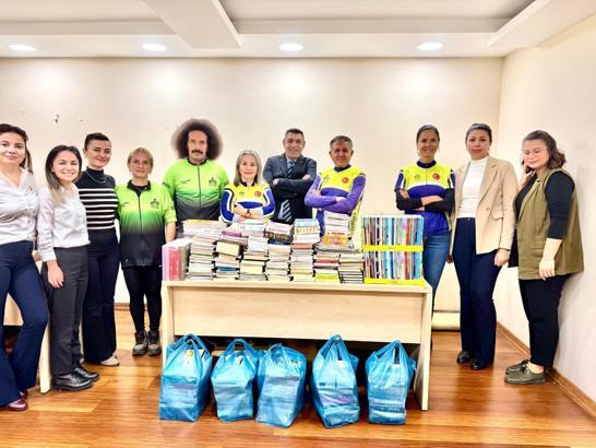 Bisikletli gönüllüler 1001 kitabı köy okullarına ulaştıracak