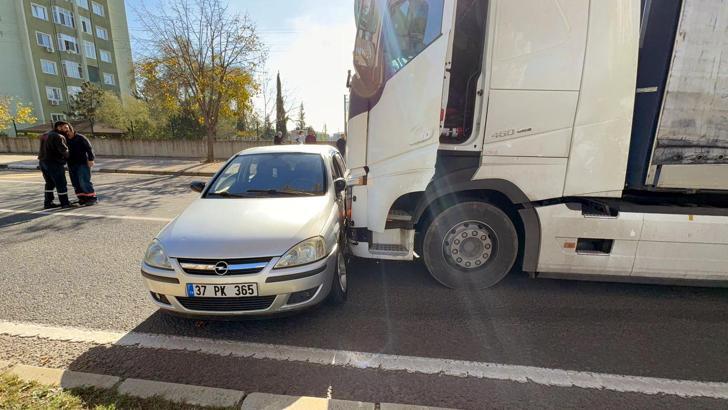 TIR'ın çarptığı otomobil metrelerce sürüklendi