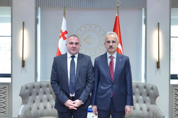 Bakan Uraloğlu, Gürcistan Altyapı Bakanı Sokhadze ile görüştü