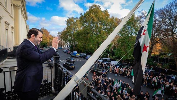 Suriye bayrağı, Londra'da göndere çekildi