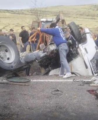 Yolcu otobüsüyle çarpışan kamyonetin sürücüsü öldü, 2 arkadaşı yaralı