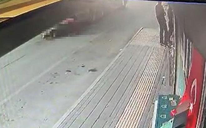 Yolun karşısına geçmek isterken kamyon çarpan kişi öldü; kaza kamerada