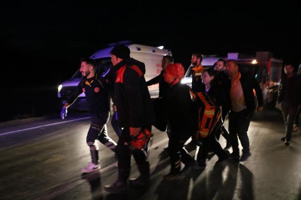 Hakkari'de otomobil takla attı; 5 yaralı