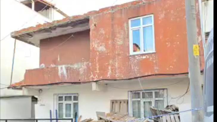 Balkon duvarının bir bölümü yıkılan 2 katlı bina boşaltıldı