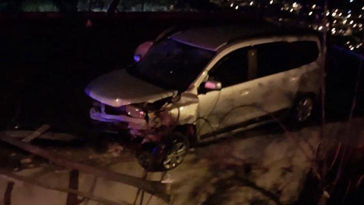 Virajı alamayan otomobil, evin damına düştü: 4 yaralı