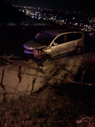 Virajı alamayan otomobil, evin damına düştü: 4 yaralı