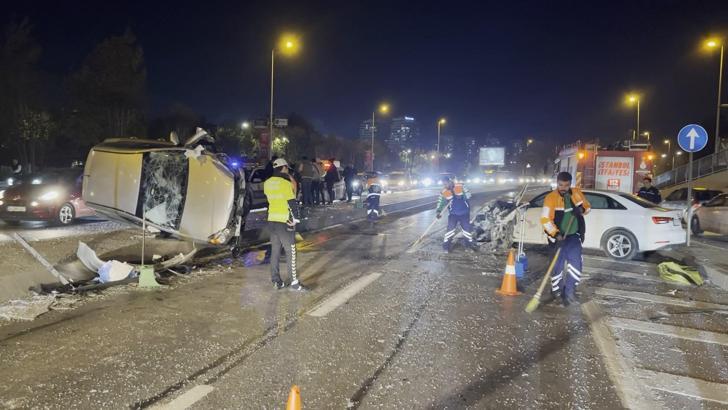İstanbul - Bakırköy’de refüjü aşan otomobil karşı yönden gelen otomobille çarpıştı