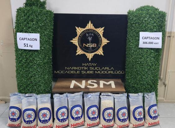 Hatay’da suni çimlere gizlenmiş uyuşturucu ele geçirildi