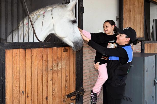 Lösemili çocuklar atları sevip, polislerle birlikte havaya balon bıraktı