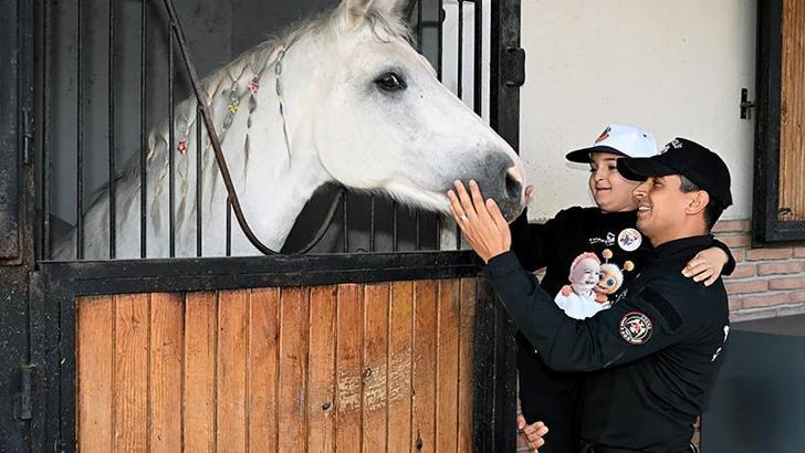 Lösemili çocuklar atları sevip, polislerle birlikte havaya balon bıraktı