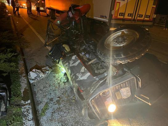 TIR ile çarpışan traktörün sürücüsü ve eşi öldü