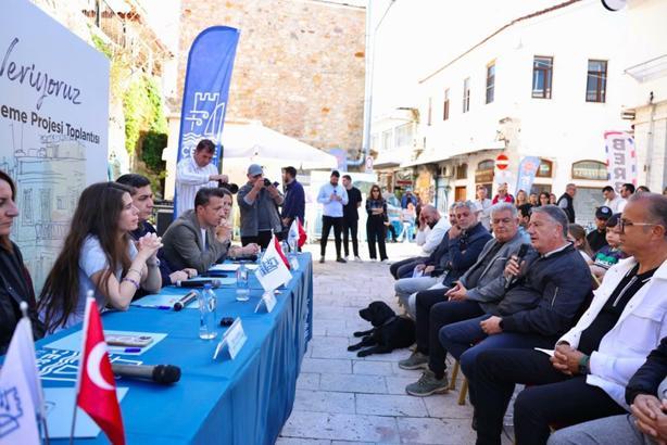 Çeşme'de Balıkçılar ve Terziler Sokağı yenileme projesi esnafla paylaşıldı