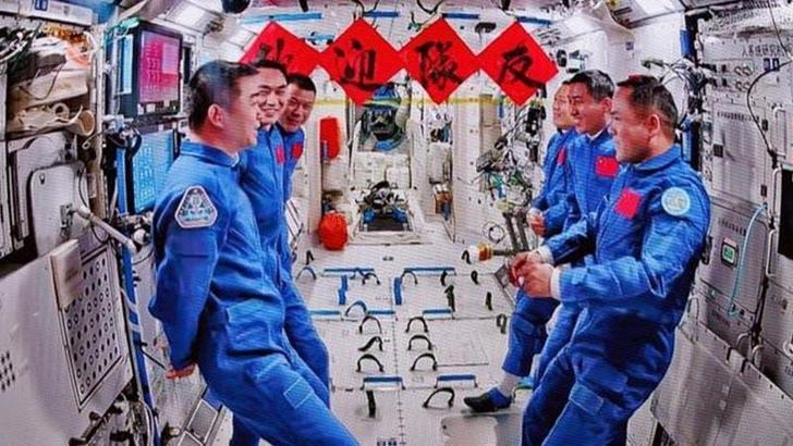 'Shenzhou-20' uzay aracı mürettebatlı dönüş için uygun bulunmadı