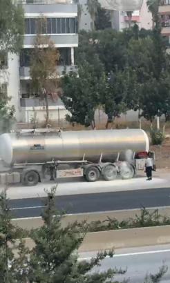 TIR'ın lastiklerinde çıkan yangını şoför söndürdü