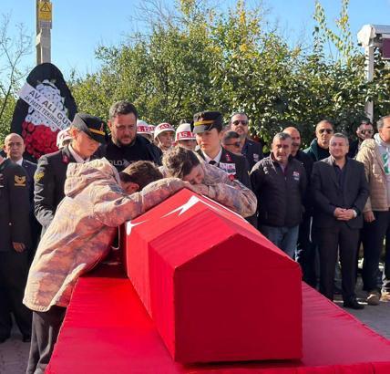 Şehit Astsubay Başçavuş Aykut’u, eşi ve oğlu parkasını giyerek son yolculuğuna uğurladı