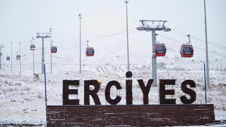 Erciyes Dağı'na kar yağdı