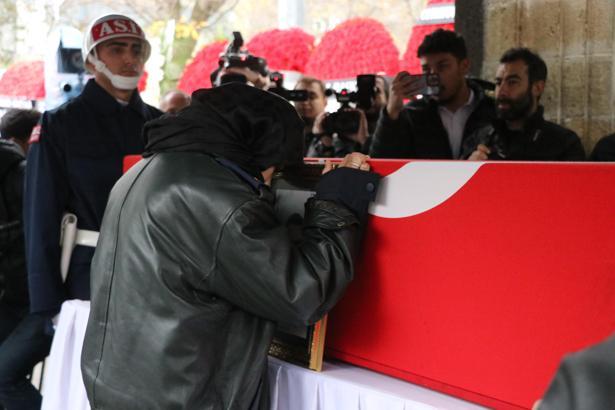 Şehit eşini, üniforması ile son yolculuğuna uğurladı