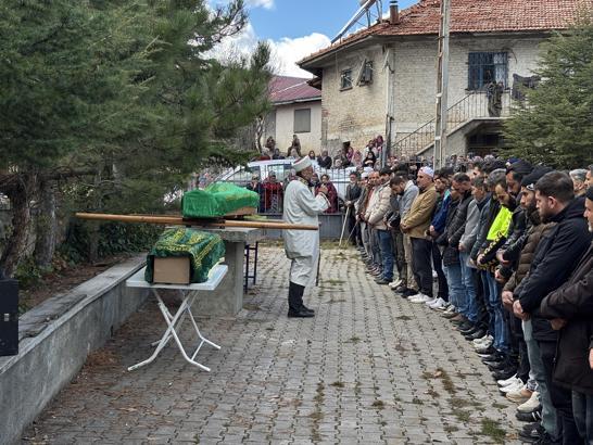 Polis eşi tarafından öldürülen kadın ile 2 çocuğu, Çankırı'da toprağa verildi