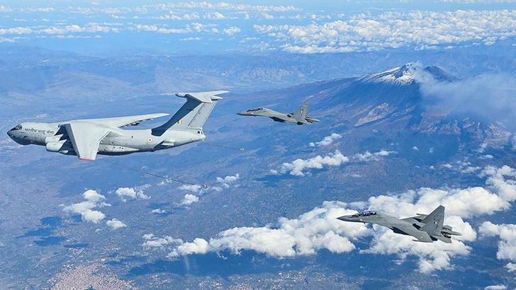 Hindistan'da orduya ait eğitim uçağı düştü