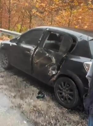 Saimbeyli'de düşen kayalar otomobile zarar verdi