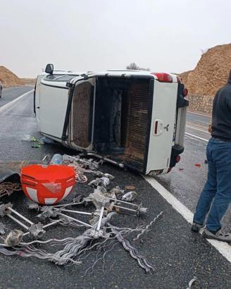 Kayganlaşan yolda kontrolden çıkan kamyonet devrildi