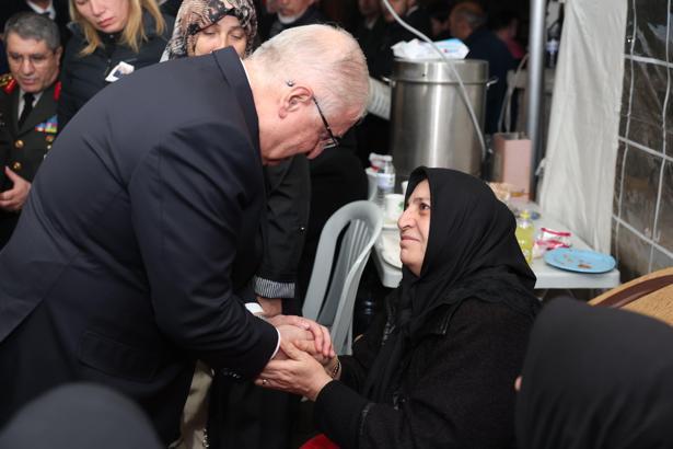 Bakan Güler, Şehit Pilot Cüneyt Kandemir’in evine taziye ziyareti yaptı (2)