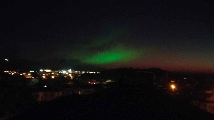 Fethiye’de gökyüzündeki mor ve yeşil ışık dikkat çekti