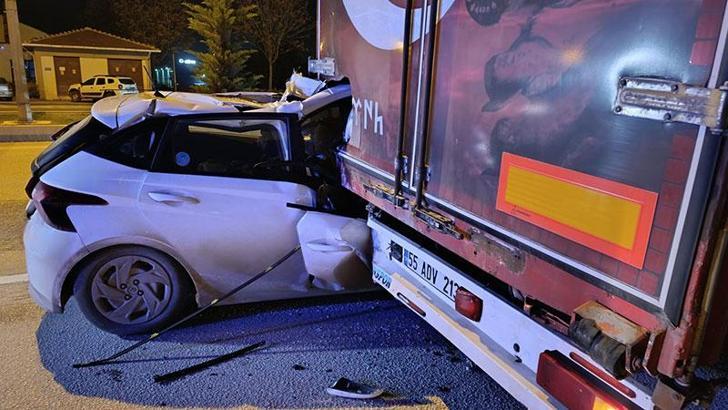 TIR'a arkadan çarpan otomobil sürücüsü yaralandı