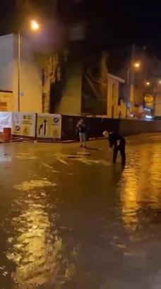 Hatay'da sağanak: Cadde ve yollar göle döndü