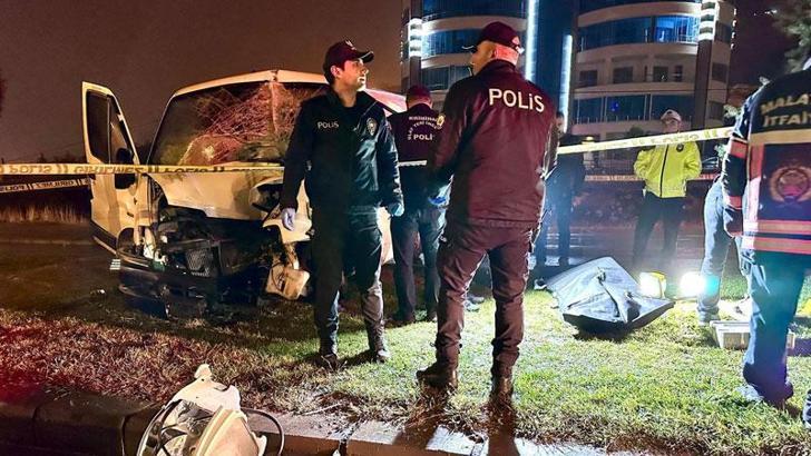 Malatya'da aydınlatma direğine çarpan minibüsün sürücüsü öldü