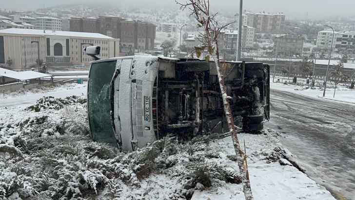 Nevşehir'de işçi servis midibüsü devrildi: 14 yaralı