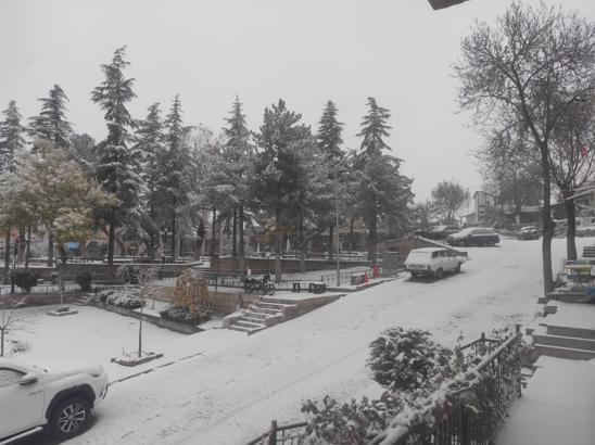 Aksaray’ın yüksek kesimleri yağan karla beyaza büründü