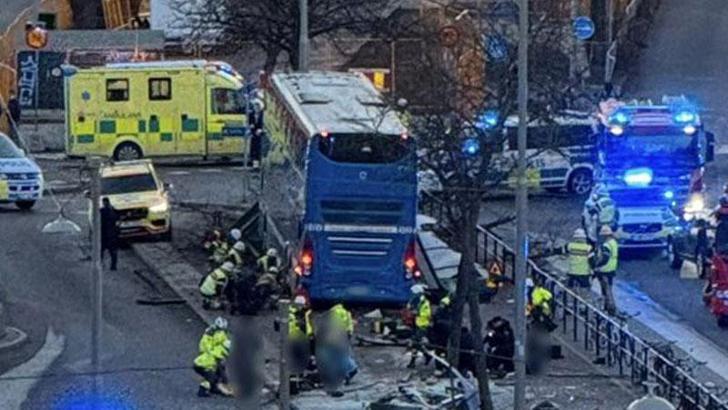 Stockholm'de otobüs, durağa çarptı: 3 ölü