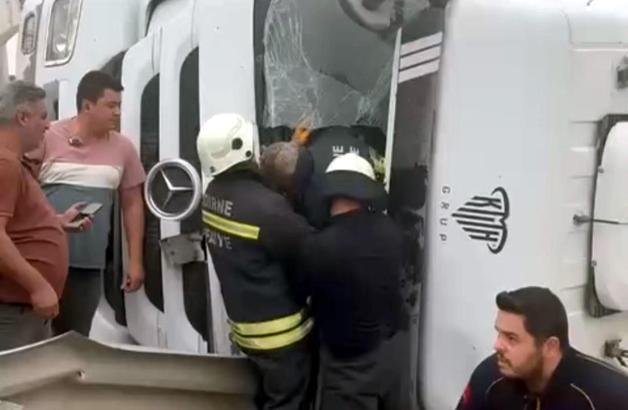 Devrilen kamyonda sıkışan sürücü yaralandı