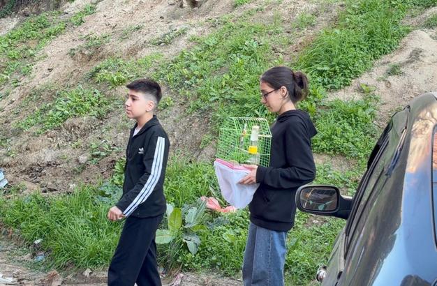 Yangında dumanın kapladığı apartmandaki evlerinden kafesteki kuşu ile çıktı