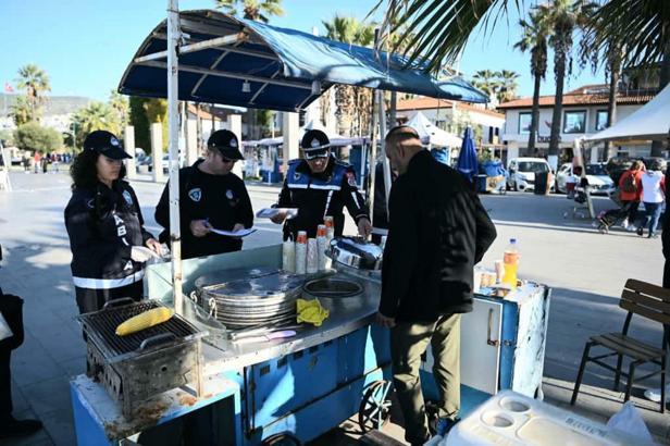 Kuşadası'nda sokak lezzetleri satılan yerler denetlendi