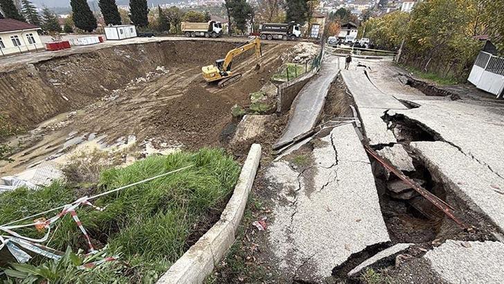Okul yapımı için kazılan temelin yanından geçen yol çöktü
