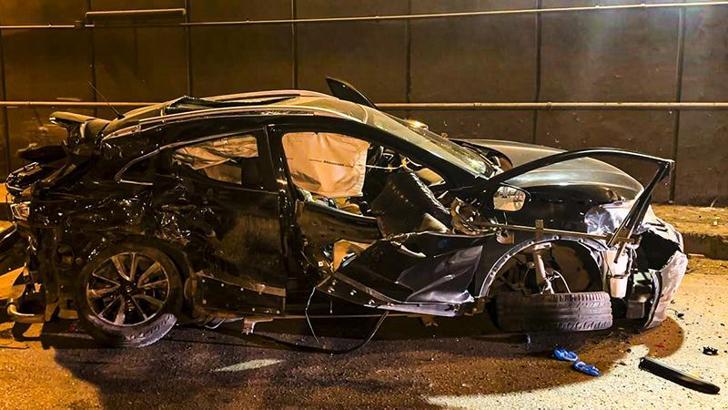 Karşı şeride geçen cip, kamyonet ile kafa kafaya çarpıştı; 2 ölü, 1 yaralı