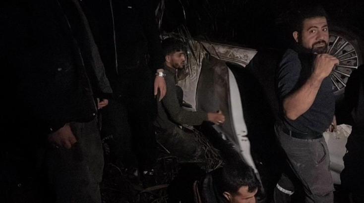 Hatay’da polisten kaçarken kazaya yapan otomobilde 9 kaçak göçmen yakalandı