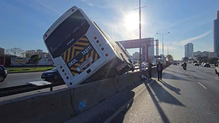 Kadıköy'de hafif ticari araca çarpan servis minibüsü yan yattı