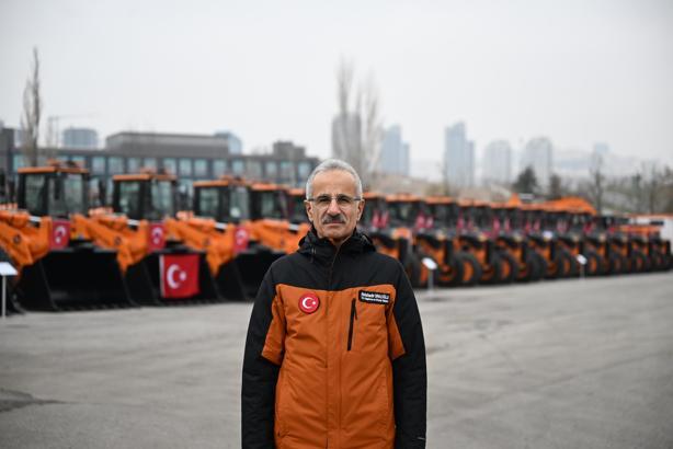 Bakan Uraloğlu: Karla mücadelede 18 bin 407 personel ve 14 bin 263 araç görev başında