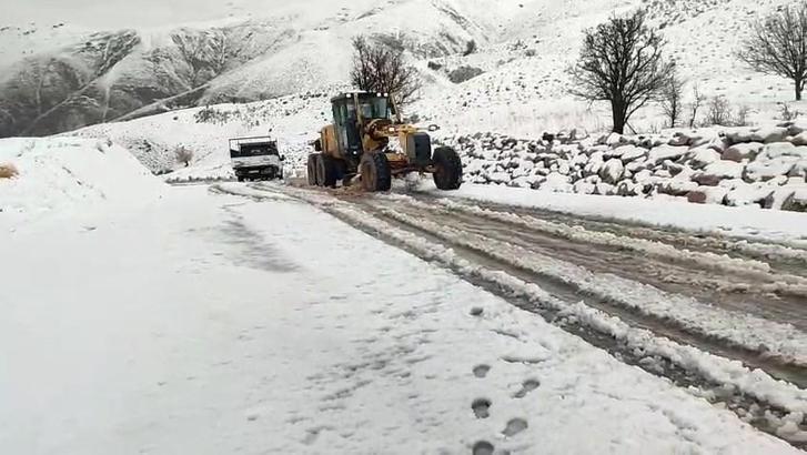 Siirt’te kar nedeniyle yolda mahsur kalan araçlar kurtarıldı