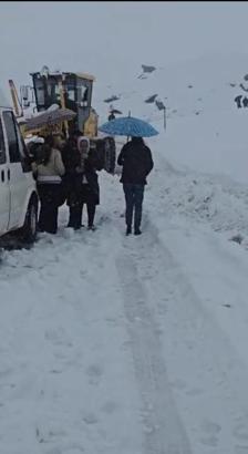 Hakkari'de kar ve tipiye yakalanan 2 minibüsteki 20 kişi kurtarıldı