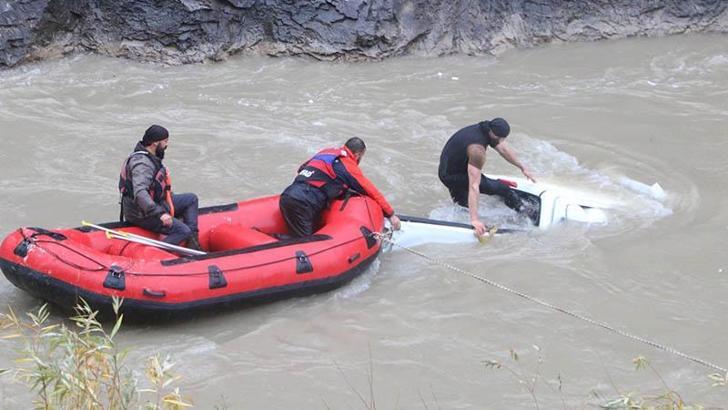 Zap Suyu’na yuvarlanan kamyonettekiler botlarla çıkarıldı: 2 ölü, 2 yaralı