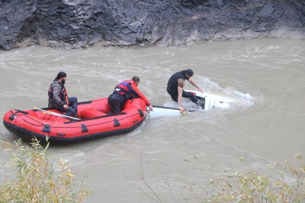 Zap Suyu’na yuvarlanan kamyonetteki 4 kişi, botlarla kurtarıldı