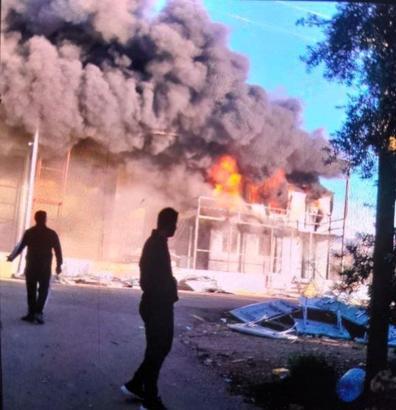 Antalya'da bahçe mobilyaları deposu alev alev yandı